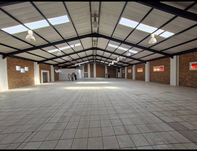 900M² RETAIL TO LET IN BARDENE